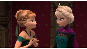 妹・アナ(左)と姉・エルサ(右)／『アナと雪の女王』- (c) 2013 Disney Enterprises, Inc. All Rights Reserved.