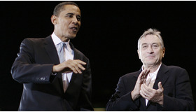 2月4日、バラク・オバマ氏の応援演説をするロバート・デ・ニーロ　-(C) Reuters/AFLO