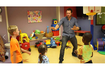 クリス・プラット、小児病院を訪問！ 子どもたちと『ジュラシック・ワールド』を再現 画像