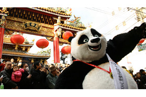 北京オリンピックにも出現するかも？　“カンフー・パンダ”ポーが横浜中華街を行進！ 画像