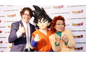 野沢雅子、『ドラゴンボールZ』L.A.プレミアに登場！ファンと“かめはめ波”ポーズ 画像