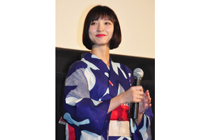 篠田麻里子、お祭りの射的の景品に自身の“非公式”カレンダーを見つけ苦笑！ 画像