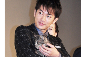 佐藤健があの猫と一緒に「徹子の部屋」に登場！ 画像