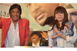 “ちょうどいいブス”芸人・山崎ケイが松崎しげるとリアルキス！「仕事で初めて」 画像