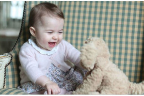 英王室シャーロット王女、2歳のお誕生日を前にグッズ販売へ 画像