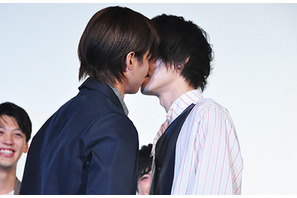 野村周平が菅田将暉に感謝の（？）キス！　劇場は悲鳴と歓声 画像