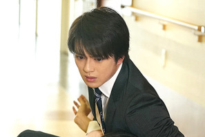 新田真剣佑、まぶしすぎて直視不能!?　新人刑事を熱演『不能犯』 画像