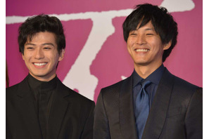 松坂桃李＆新田真剣佑、“絶品どんぶり”に舌鼓！「嵐にしやがれ」 画像