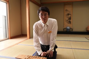 新井浩文、七三＆眼鏡でうっとおしさ全開の個性派棋士に！『泣き虫しょったんの奇跡』 画像