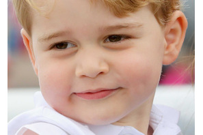 ジョージ王子、5歳の記念ポートレートを公開！大人びたポージングに注目 画像