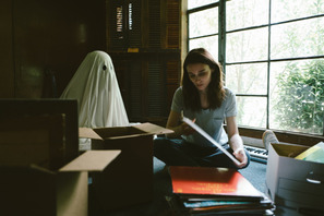 ゴースト姿のC・アフレックがR・マーラを優しく見守る…『A GHOST STORY』場面写真 画像