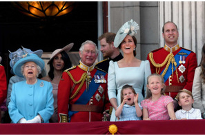 英王室、クリスマスカードの家族写真を公開！ルイ王子の成長ぶりに驚きの声 画像