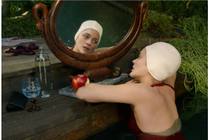 マリオン・コティヤール、“背泳ぎ”で生歌を披露『アネット』本編映像 画像