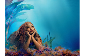 アリエル、海の底で人間の世界に思いを馳せる『リトル・マーメイド』メインビジュアル＆場面写真 画像