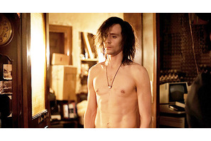 半裸のトム・ヒドルストン、“ロキ様”とはひと味違うセクシーな吸血鬼に 画像