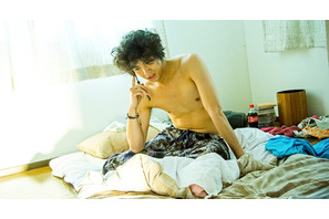 「花子とアン」で人気沸騰中の新星・賀来賢人、“寝起き半裸”ビジュアル公開