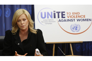 シャーリーズ・セロン、国連平和大使に任命。女性への暴力撲滅を目指す