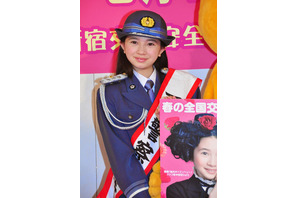 1日警察署長・桜田ひよりの制服姿に歓声！　ピーポくんと対面し「かわいい！」