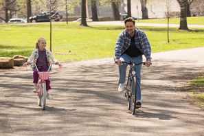 【特別映像】ラッセルパパが娘に教える思い出の自転車シーン公開『パパが遺した物語』