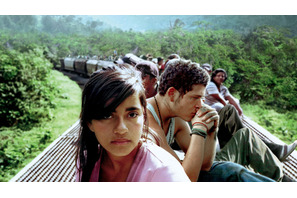 日系人監督キャリー・フクナガが切り取った、中南米の移民の現実と“希望の光”
