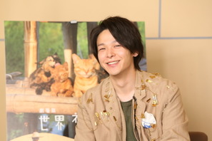 中村倫也は「ネコが喜ぶ声」岩合監督との公開記念トーク到着『世界ネコ歩き』