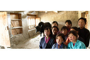 「それぞれの伝統文化を大切に」『ブータン 山の教室』監督が日本の学校とオンラインで繋がる