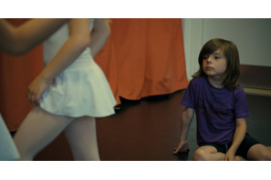 サシャ、憧れのバレエ教室へ…1歩ずつ“なりたい自分”に近づく『リトル・ガール』本編映像
