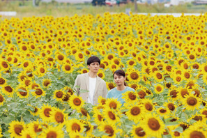 生田斗真＆尾野真千子、満開のひまわり畑に佇む『渇水』場面写真