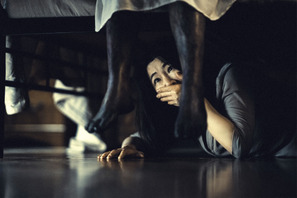 黒ずんだ足、謎の歯型…母娘を襲う恐怖切り取る『呪葬』場面写真