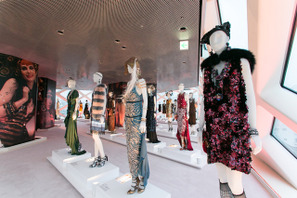 ミウッチャ・プラダ手掛ける『華麗なるギャツビー』衣装展、プラダ青山店で開催中