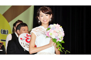 桐谷美玲、ウェディングドレス姿で登場し「ホントの結婚会見みたい！」