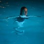 夜のプールに恐怖が忍び寄る…『ナイトスイム』今夏公開決定 特報映像解禁 画像