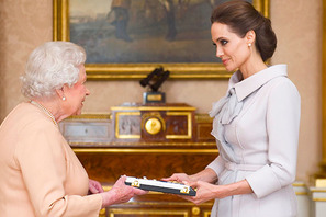 アンジェリーナ・ジョリー、エリザベス女王から名誉勲章を授与！ 画像