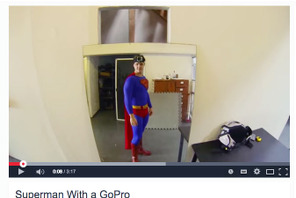 無人飛行機でスーパーマンになってみた!?  世界初の「ドローン映画祭」が話題 画像