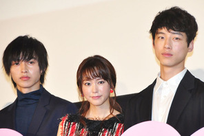 桐谷美玲、号泣！　山崎賢人＆坂口健太郎の花束に「やるねぇ！」 画像