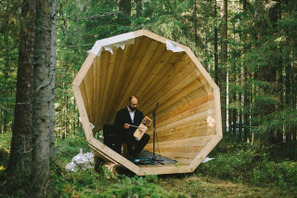 森林に突如出現！巨大な木製メガホンが奏でる自然のオーケストラ 画像