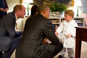 ジョージ王子、パジャマ姿でオバマ大統領にごあいさつ 画像
