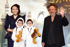 来日中のティム・バートン、“奇妙な”双子姉妹に興味津々？ 画像