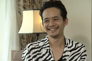 池松壮亮がフランソワ・オゾンと語る「俳優とは？日本映画の将来とは?」…「SWITCHインタビュー」 画像