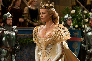 美しく邪悪な女王の衣裳トリビア！　豪華ドレスに隠された「昆虫」の意味 画像