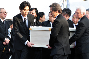 松田龍平、大島監督の出棺を見送り最後の別れ 画像