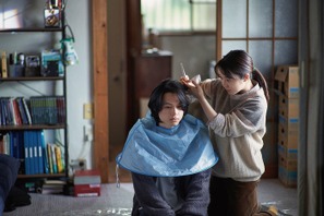 上白石萌音、松村北斗の髪を切る重要シーン『夜明けのすべて』メイキング＆本編映像 画像