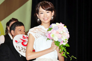 桐谷美玲、ウェディングドレス姿で登場し「ホントの結婚会見みたい！」 画像