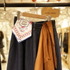 リーのデニムスカートはバッグにディアスキンがデザインされている（1万3,200円）