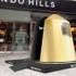 表参道ヒルズのエントランスに、ネスプレッソのカプセルコーヒー（グラン・クリュ）を模した巨大ディスプレイが出現。