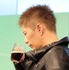 GACKTが、最新マシンで淹れたコーヒーの香りを味わっている様子