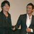 固い握手を交わすソ・ジソブ（左）とシン・ヒョンジュン（右）