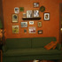 実家セットの部屋の壁には家族写真などが。ウェスティン家の複雑な過去にも注目！