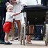 シャーロット王女を覗き込むジョージ王子-(C)Getty Images