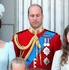 はとこのサヴァンナ・フィリップスに口をふさがれるジョージ王子／エリザベス女王の誕生日パレードにて (C)Getty Images